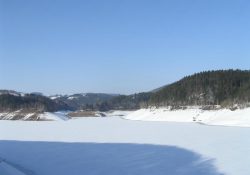 Údolí vírské přehrady a zasněžený led