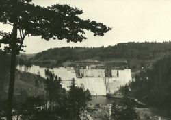 Na pravém břehu stavba pokročila