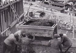 Betonování dalšího patra přehradního bloku