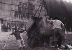 Vykládání betonu z jeřábu