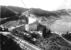 Budování koruny hráze