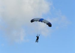 A poslední parašutista jde na přistání