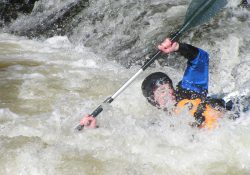 Vodní tříšť a kajakář