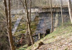 Mohutná hráz zkušební přehrady