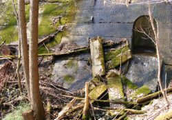 Betonové desky z koruny hráze