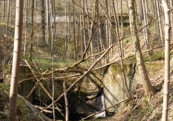 Dvě hráze v údolí