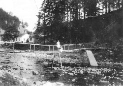 Původní lávka u továrny