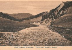 Pohled na Klubačici a továrnu