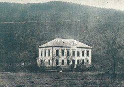 Budova školy – i s hodinami