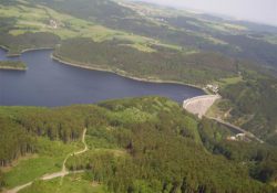 Přehrada s jižní částí jezera