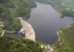 Přehrada od východu