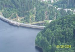 Hráz přehrady zadržující jezero