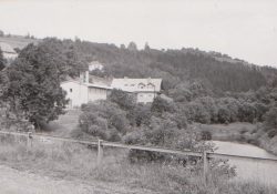 Pohled od silnice k Hlubokému