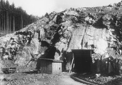 Detail portálu štoly a kolejiště