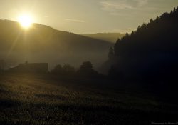 První paprsky vnikají do údolí Víru