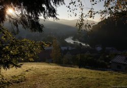 Slunce se převaluje do údolí